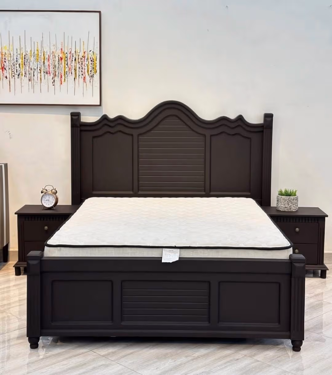 Mahogany-tuft bed